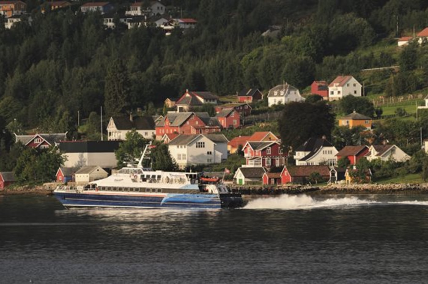 Hurtigbåten Fjordprins går ut fra Balestrand.
