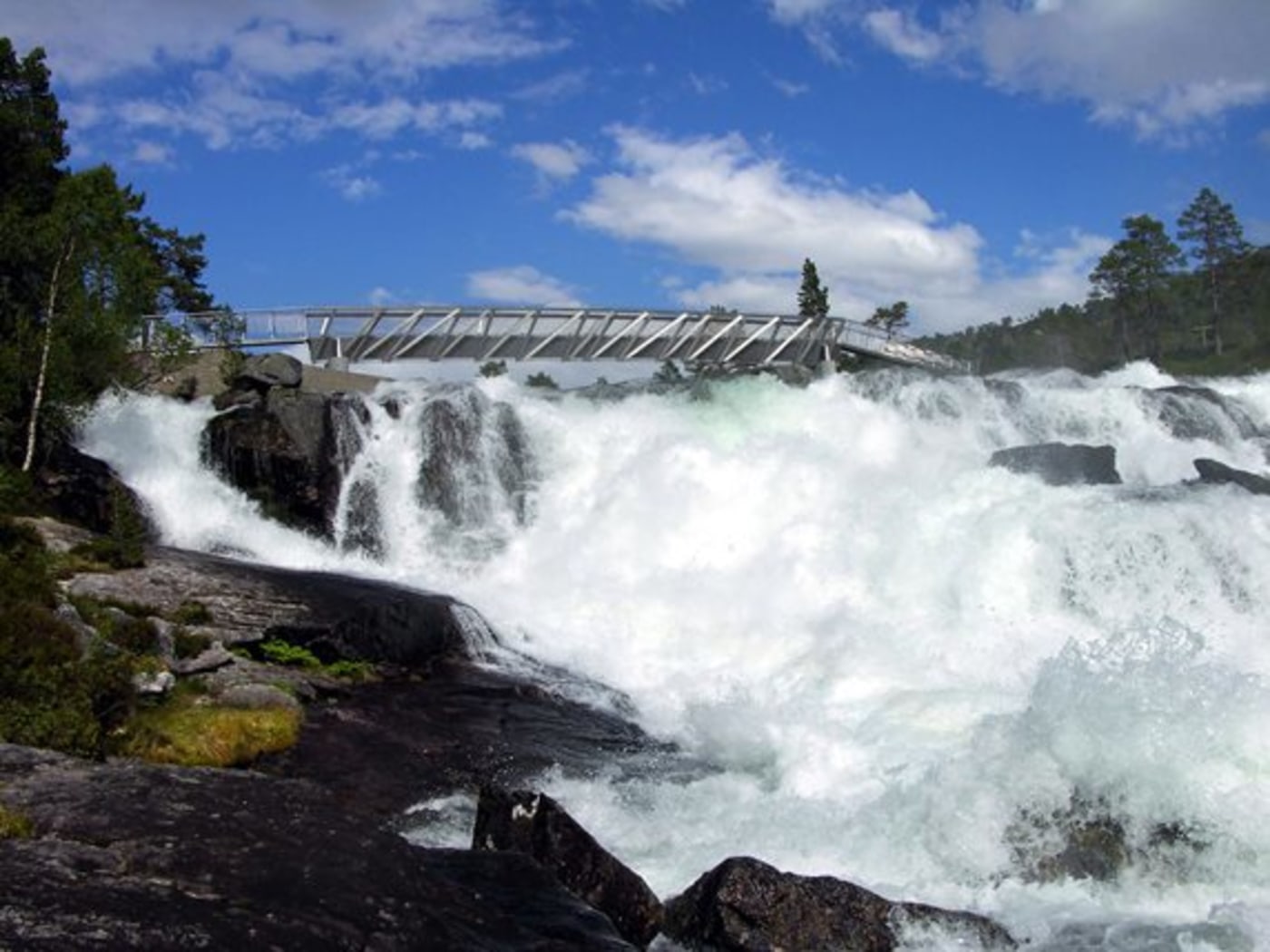 Gangbru over Likholefossen i Gaula.
