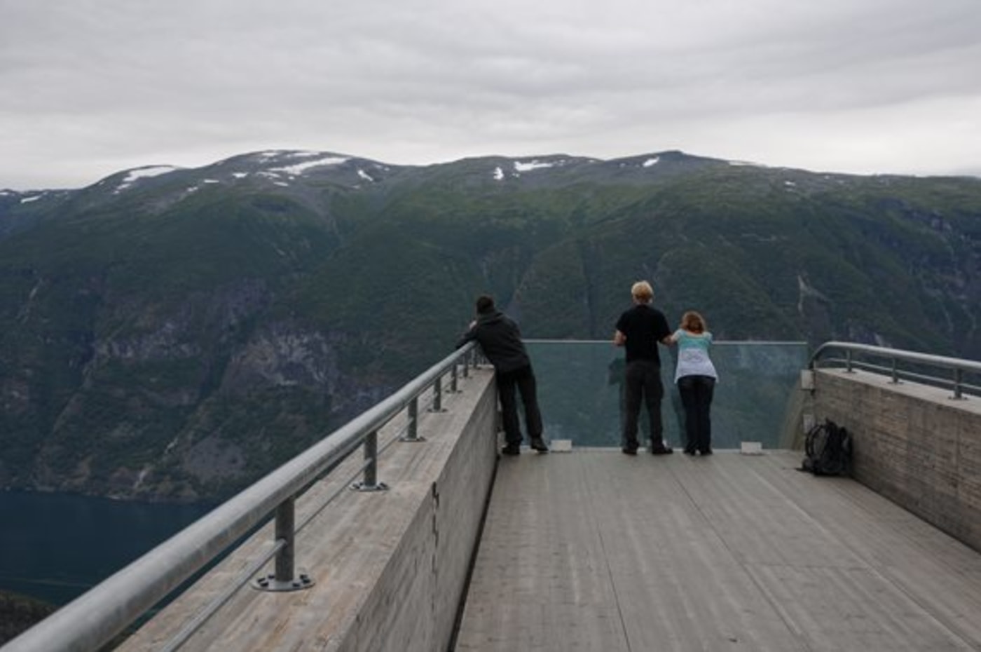 Stegastein, rasteplassen som strekker seg 30 meter ut i luften, 650 meter over fjorden!