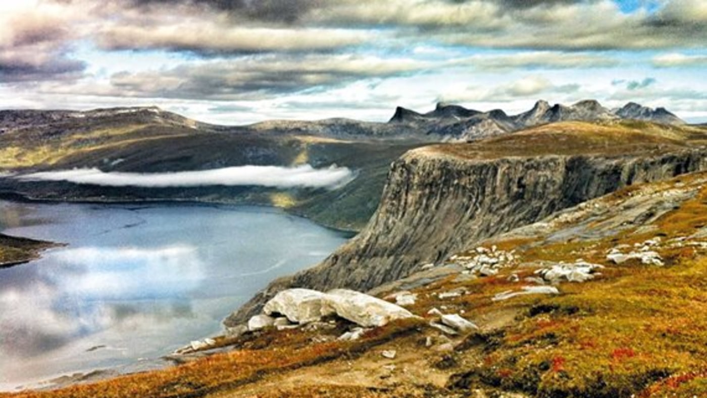 Bratte fjell og stille vann. 