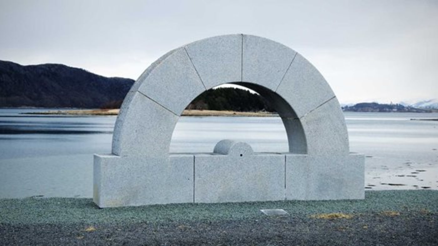 Skulptur ved vannet.