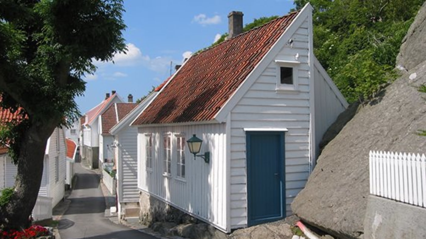 Trang, svingete gate med trehus på hver side.