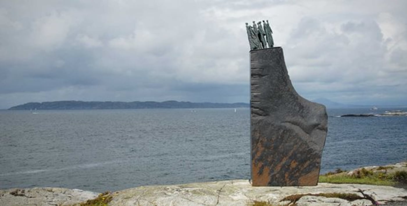 Høyt minnesmerke etter Sleipner-ulykken i 1999. En klippe med mennesker som er i ferd med å falle. 

