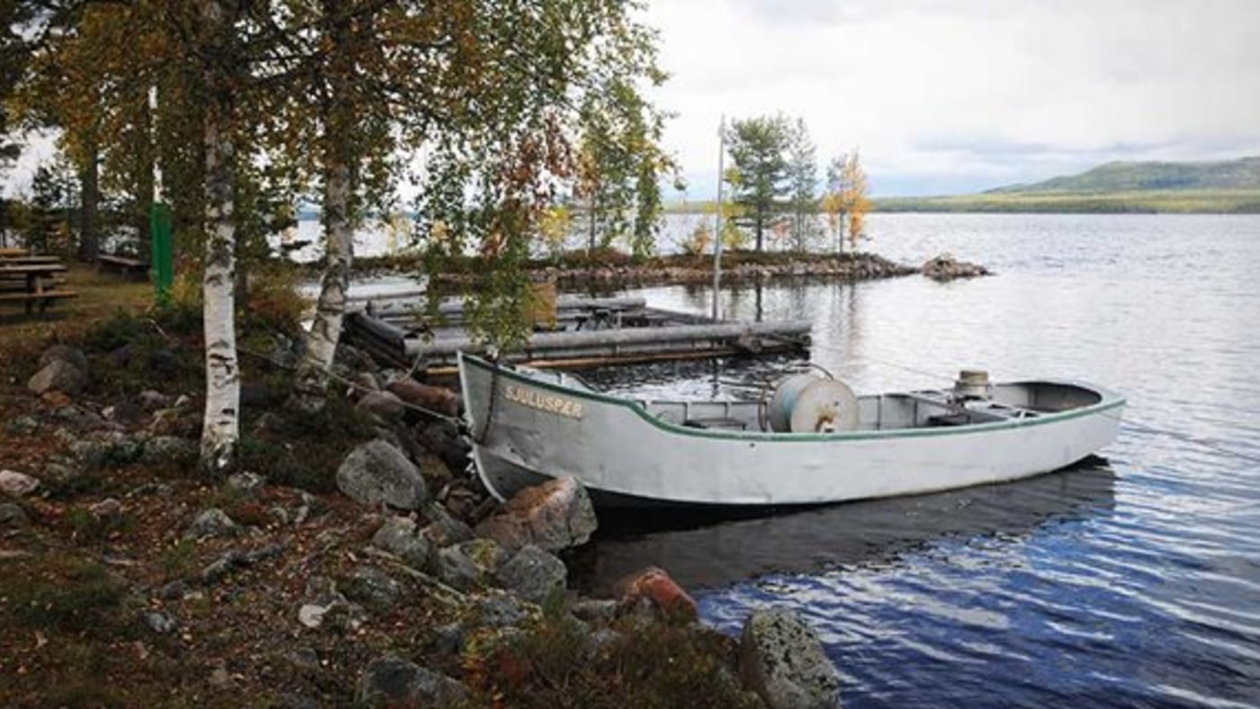 Gammel slepebåt i sjøkanten på Osensjøen.