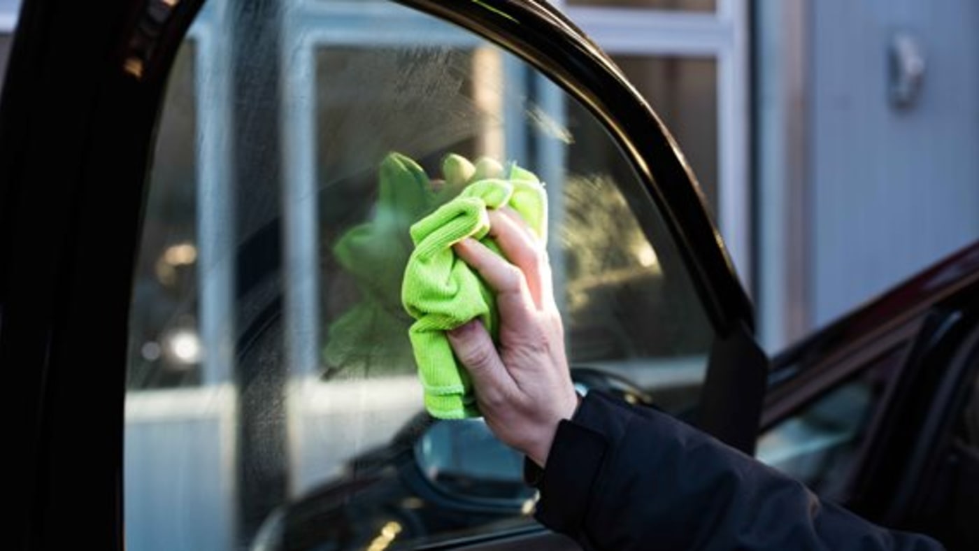 Bildet viser innvendig vask av bilvinduet.