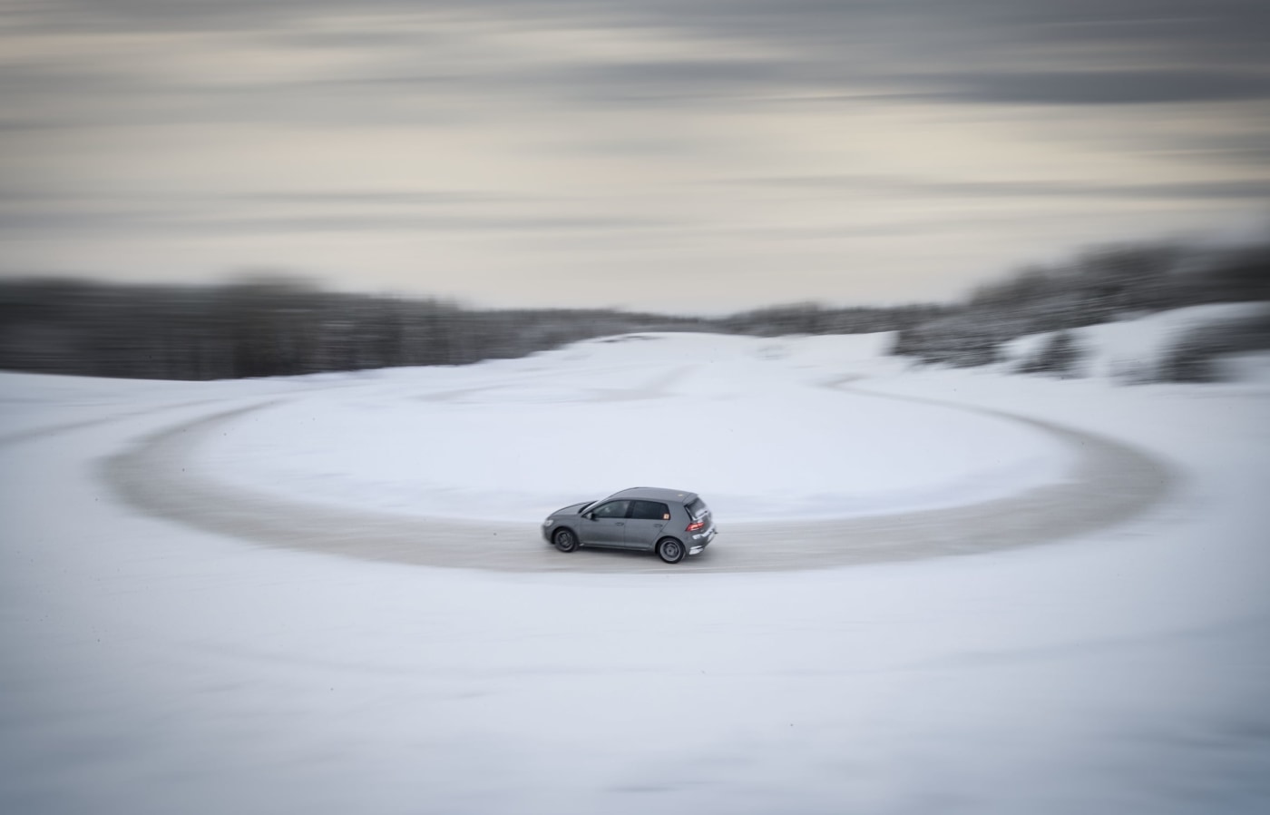 VW Golf tester vinterdekk på bane med vinter i bakgrunn
