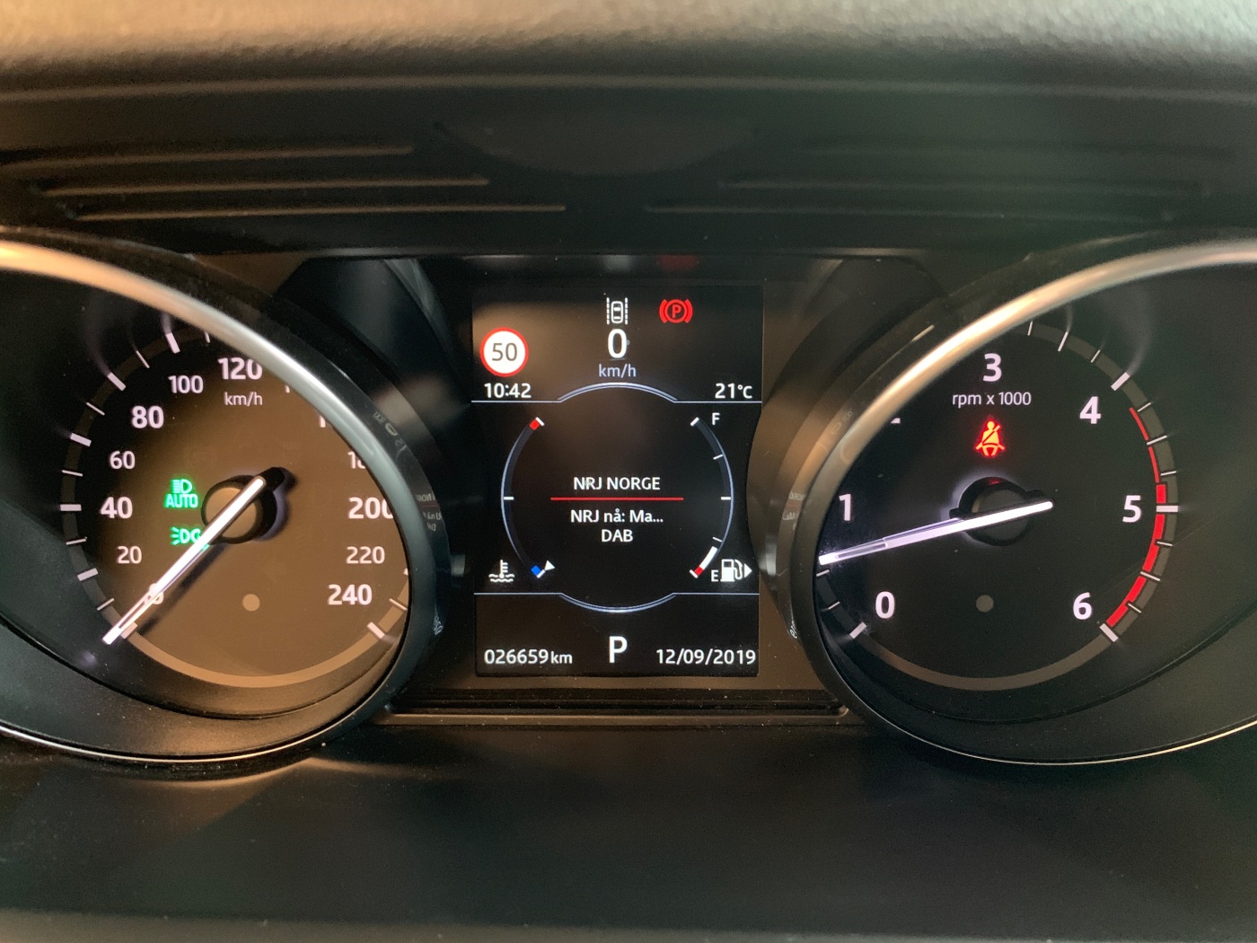 Bilde av et dashboard som viser kilometeravstand.