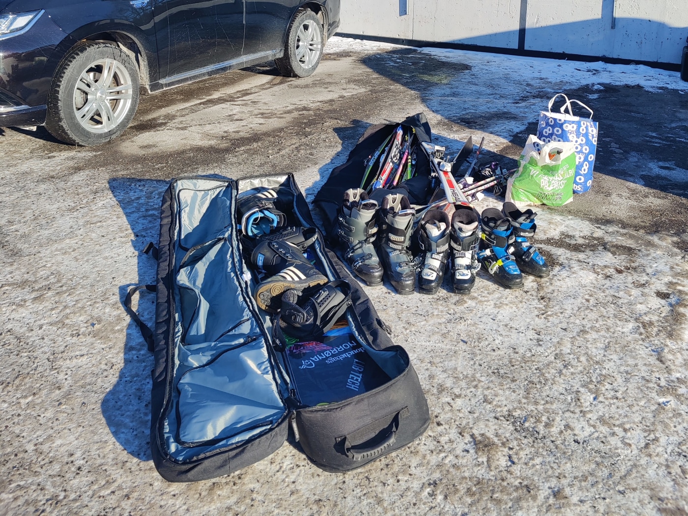Bildet viser ski og skiutstyr.