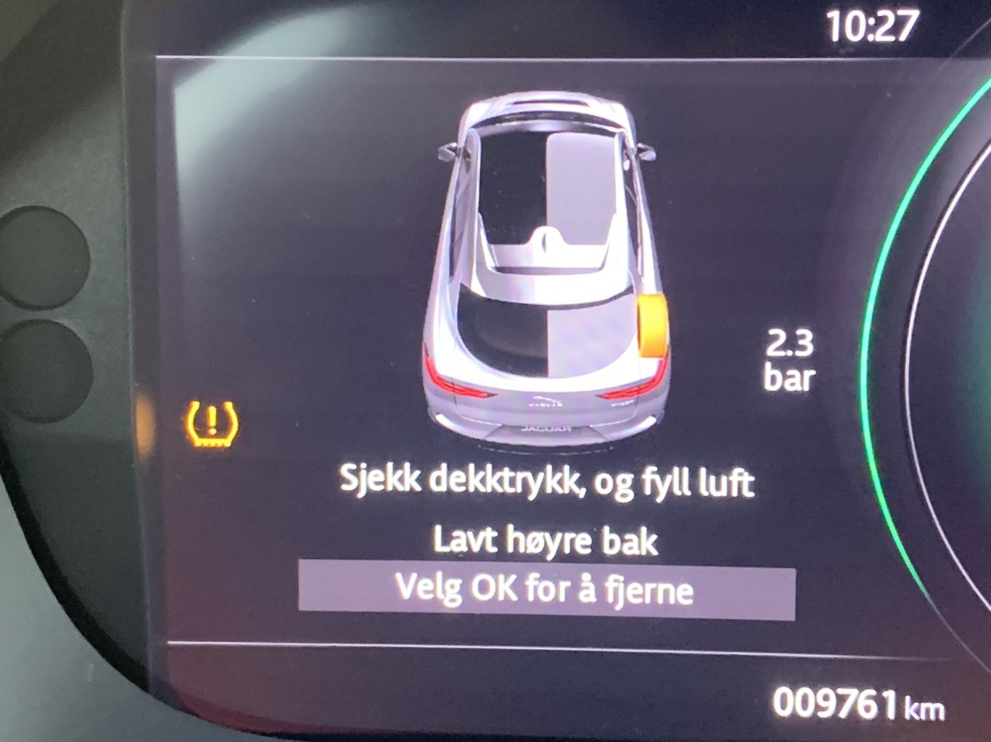bildet viser en varsellampe som lyser gult på dashboardet