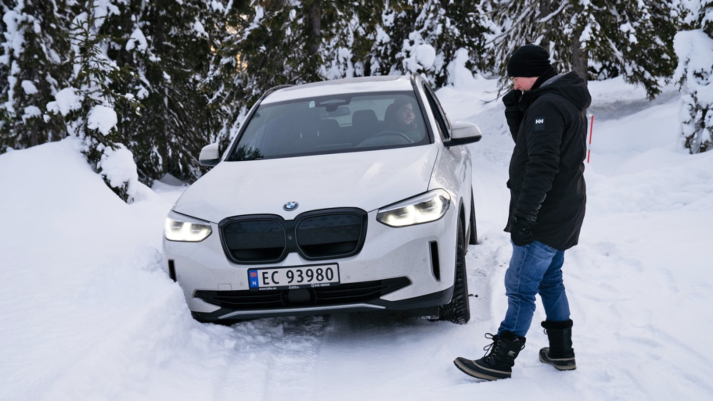 Bil har kjørt seg fast i snøen