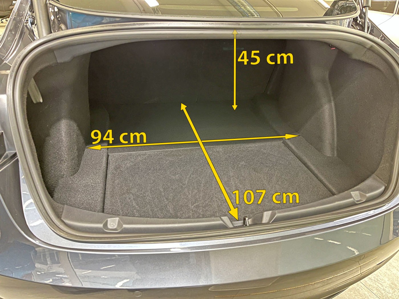 Bagasjerommet i Tesla Model 3.