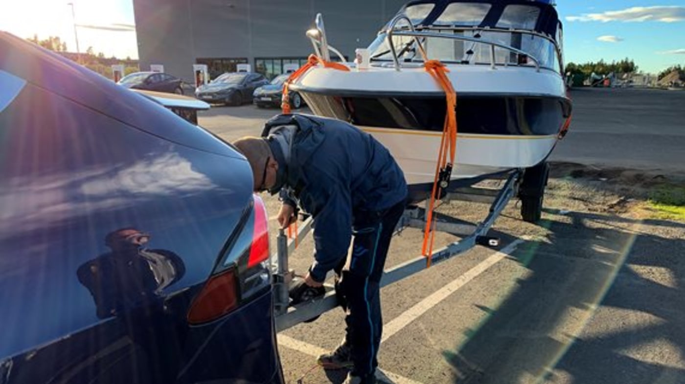 Mann fester tilhenger på bil