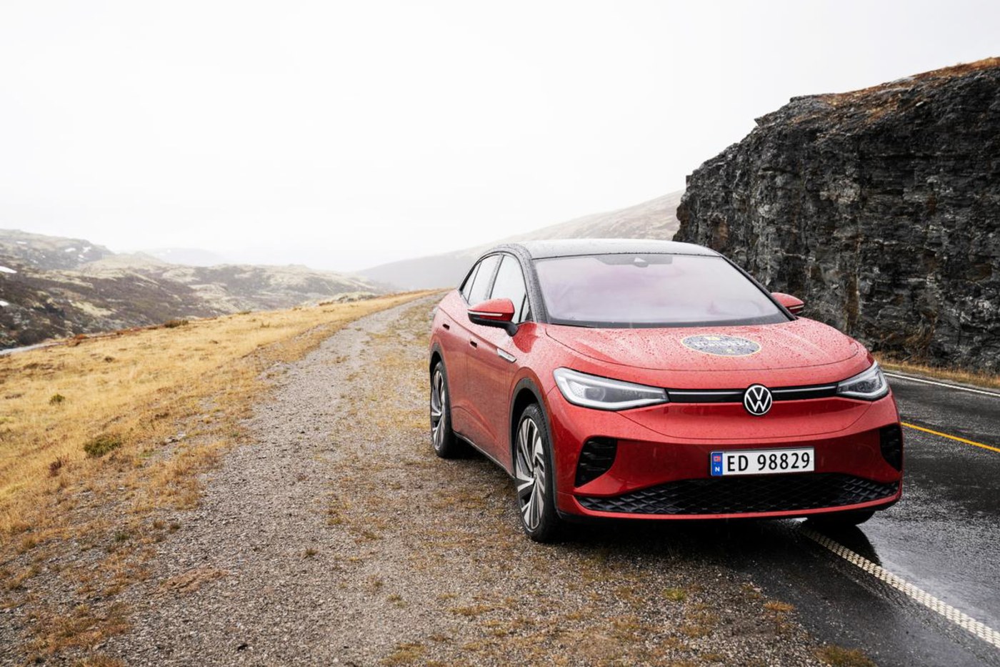 En Volkswagen står parkert langs landeveien