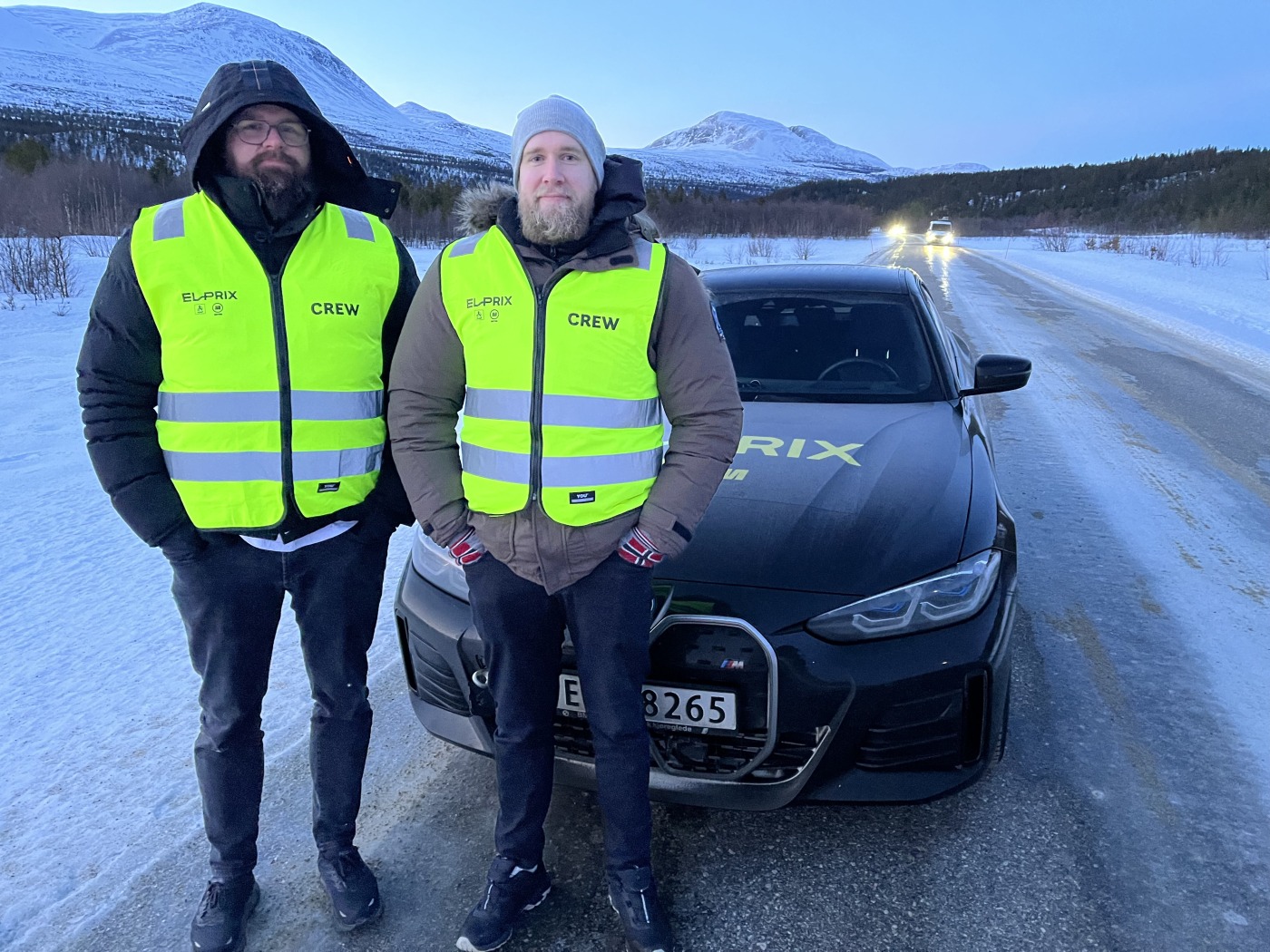Sjåfør og co-pilot i BMW i4 eDrive40 venter på berging i kulda på fjellet etter at bilen hadde gått tom for strøm.