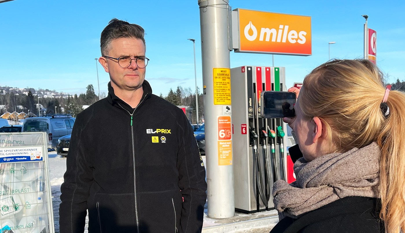 Mann utendørs ved bensinstasjon