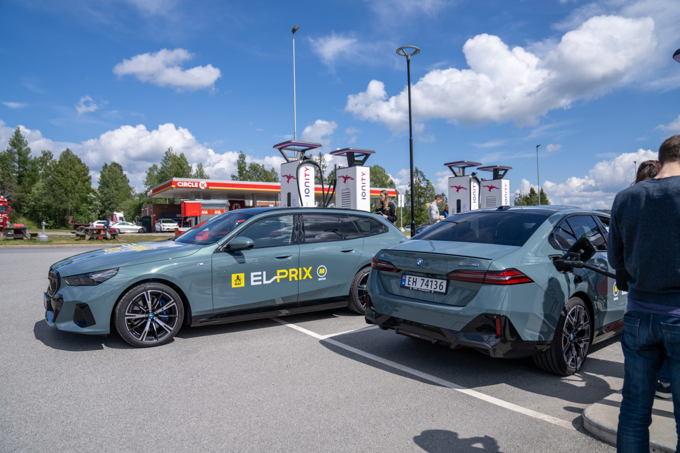 To blågrønne BMW lader