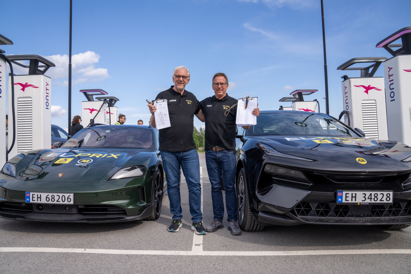 To menn holder opp ladeskjema mellom Porsche og Lotus. 