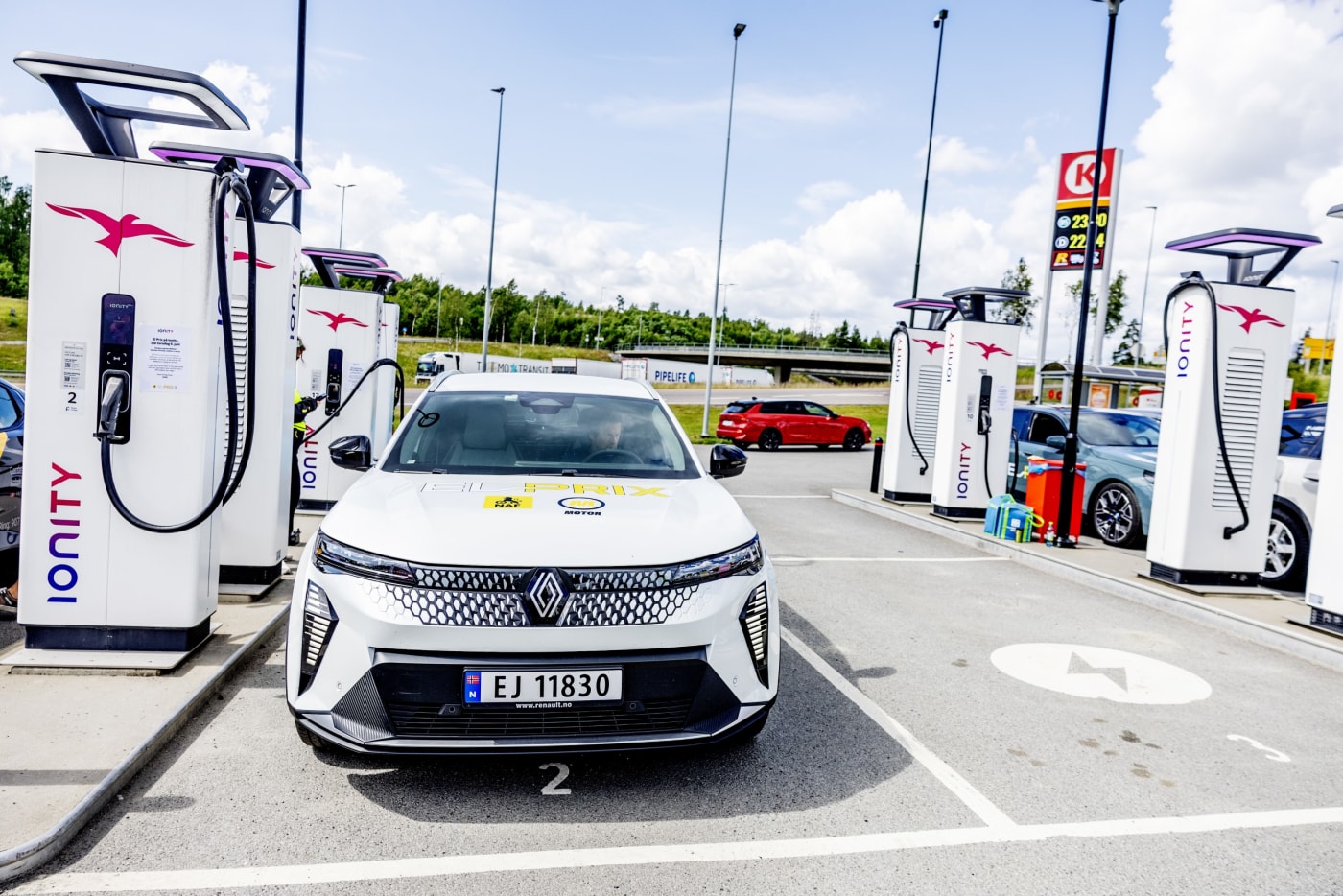 Hvit Renault forsøker å lade. 