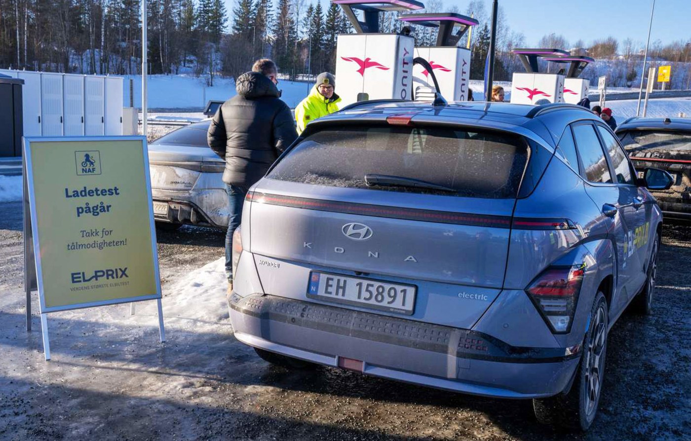 En Hyundai Kona lader. 