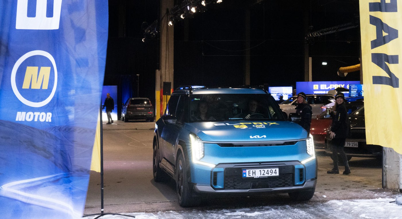 Kia EV9 kjører ut fra Skur 13. 