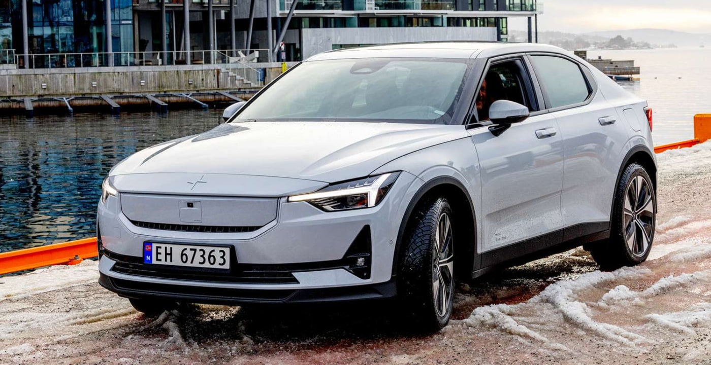 Gråhvit Polestar 2 på kaia
