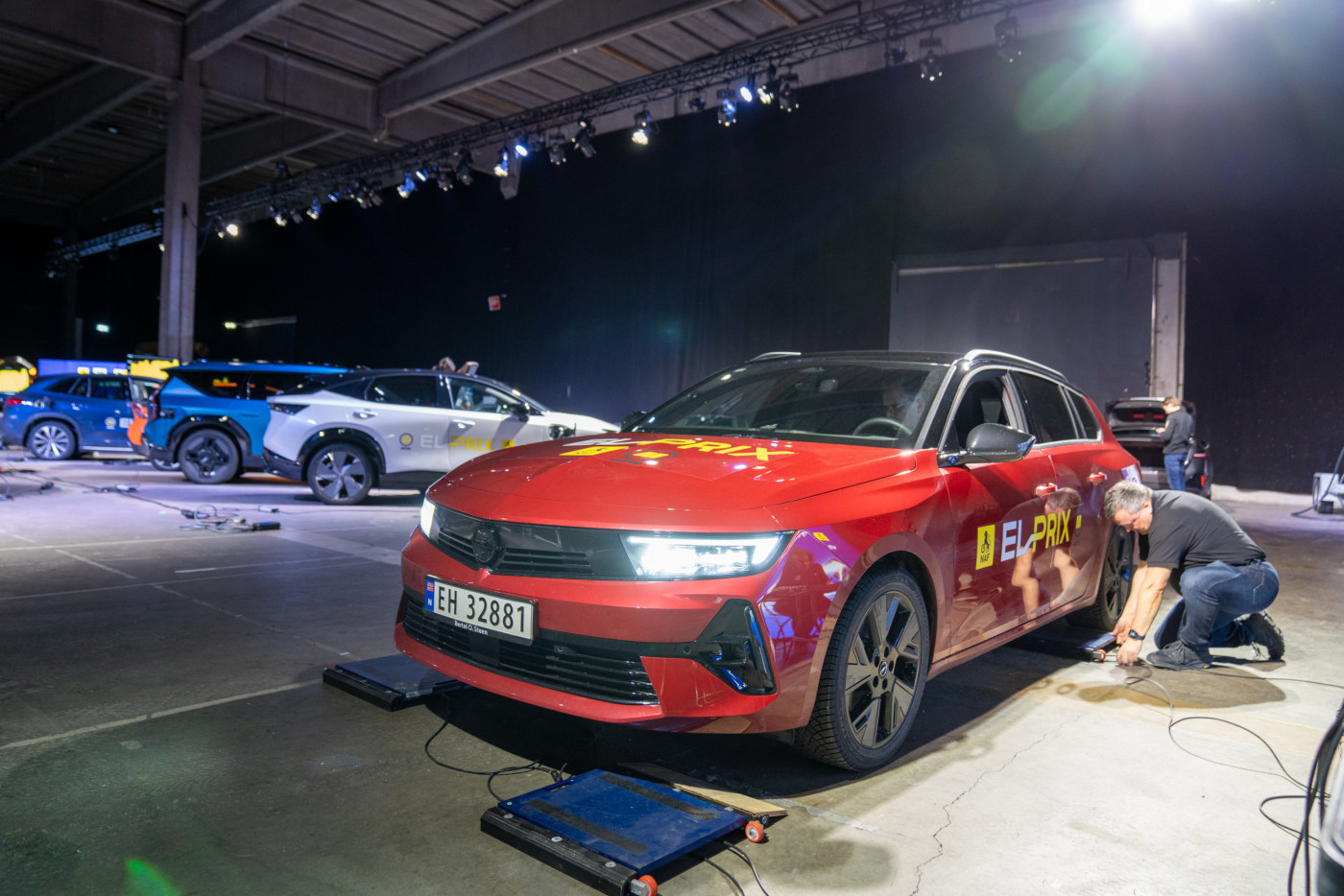 Rød Opel Astra veies