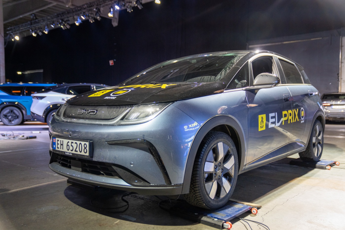 Lille BYD Dolphin på vekta