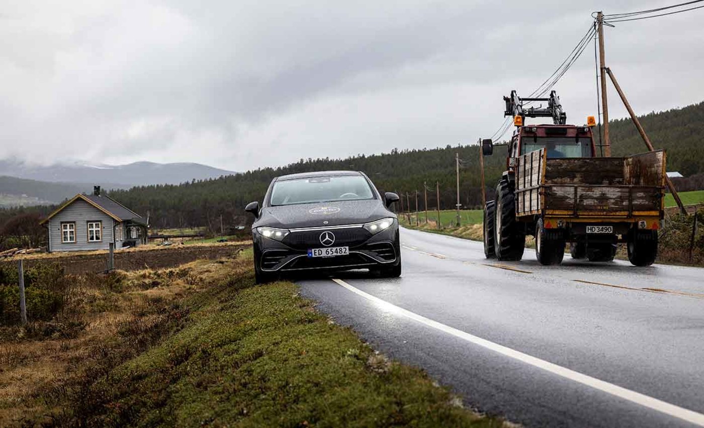 Mercedes EQS 450+ langs veien