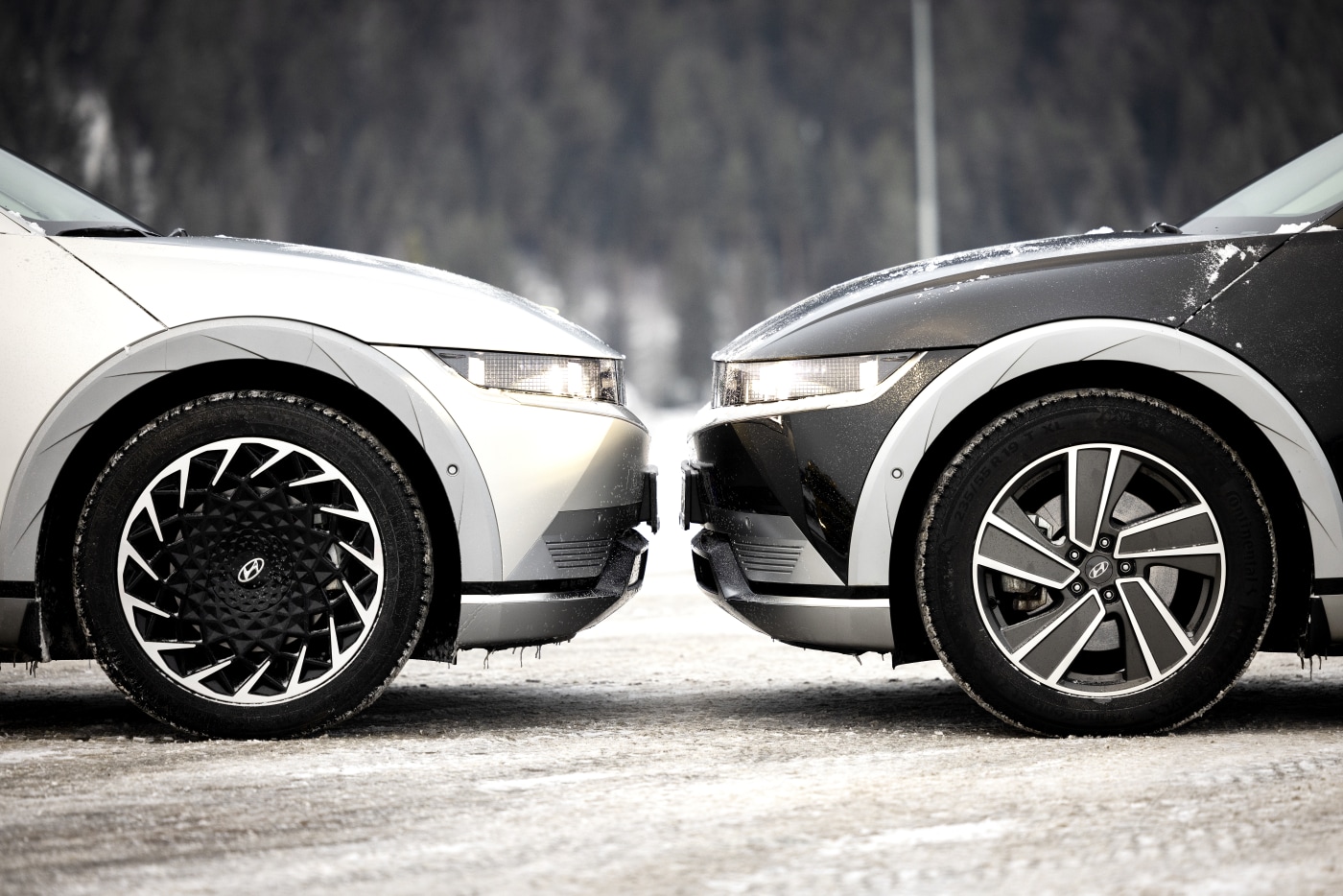 To biler parkert front mot front.