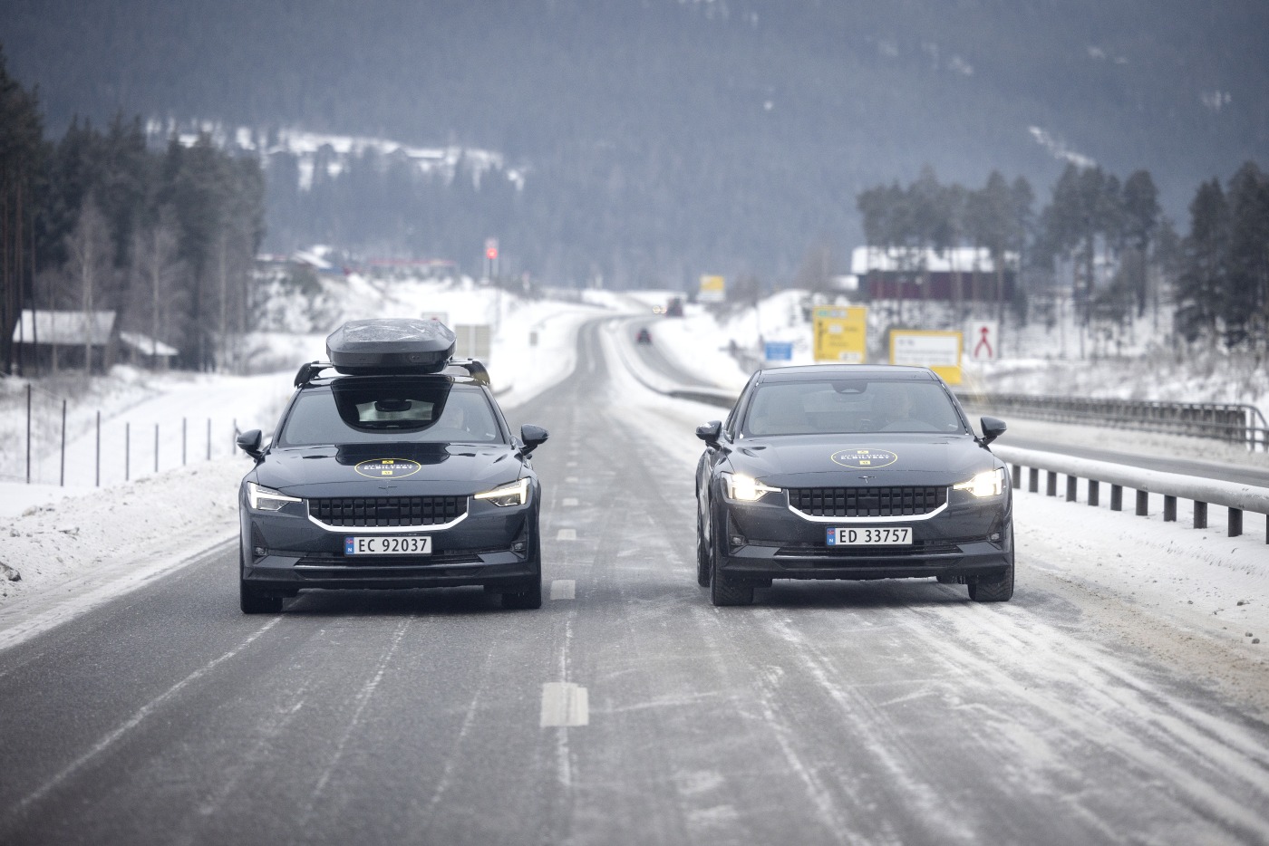 To biler som kjører side om side på en motorvei