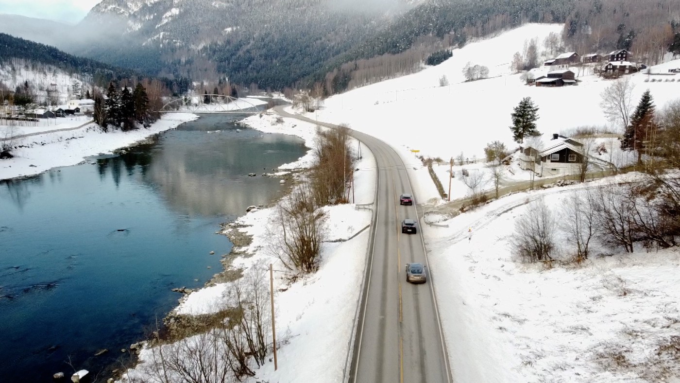 Tre biler på vei i vinterlandskap
