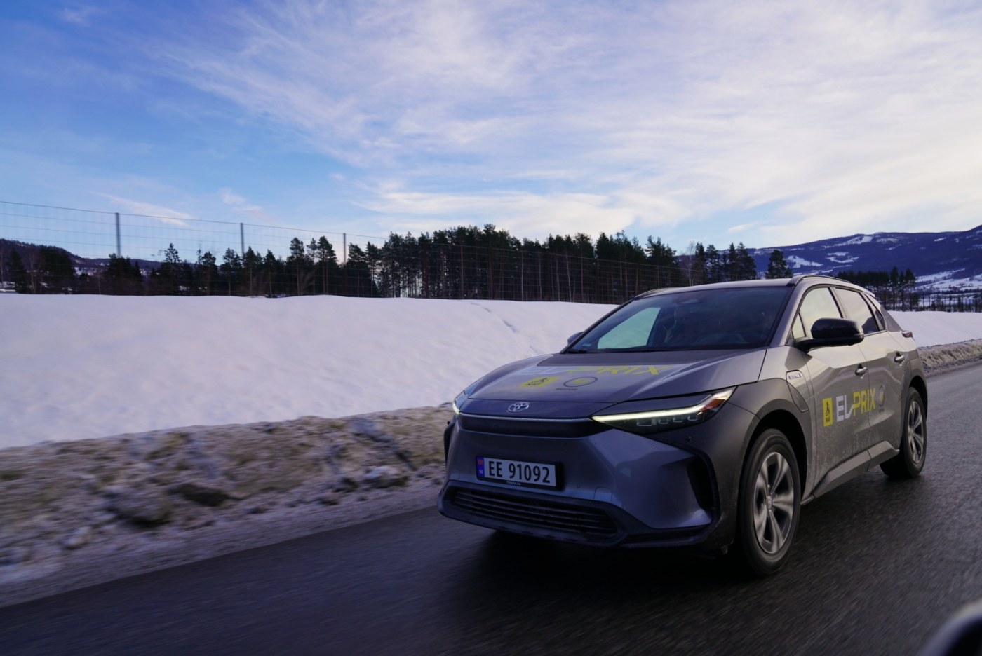 Grå Toyota på vei