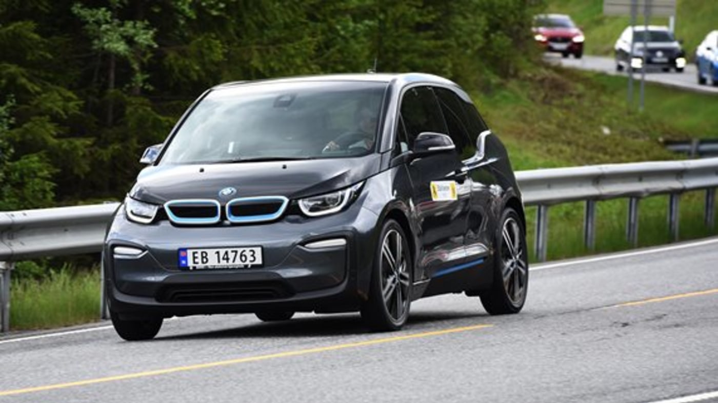 BMW i3 kjører på landevei.