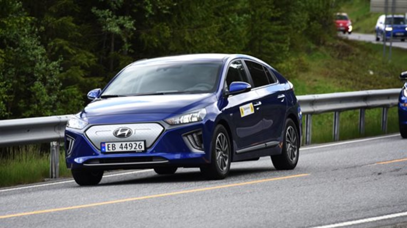 Blå Hyundai Ioniq kjører på veien