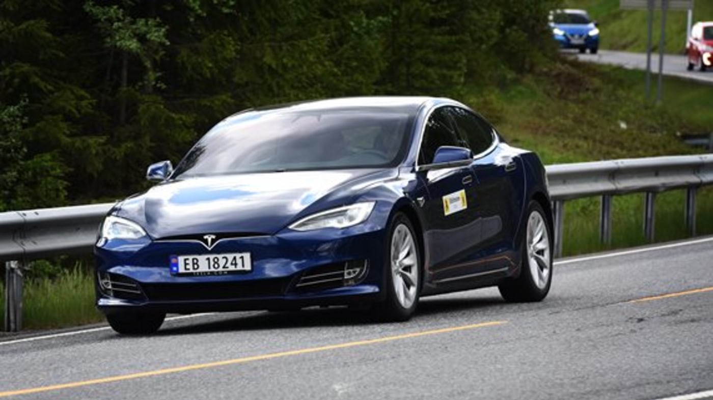 Tesla Model S kjører på landeveien.