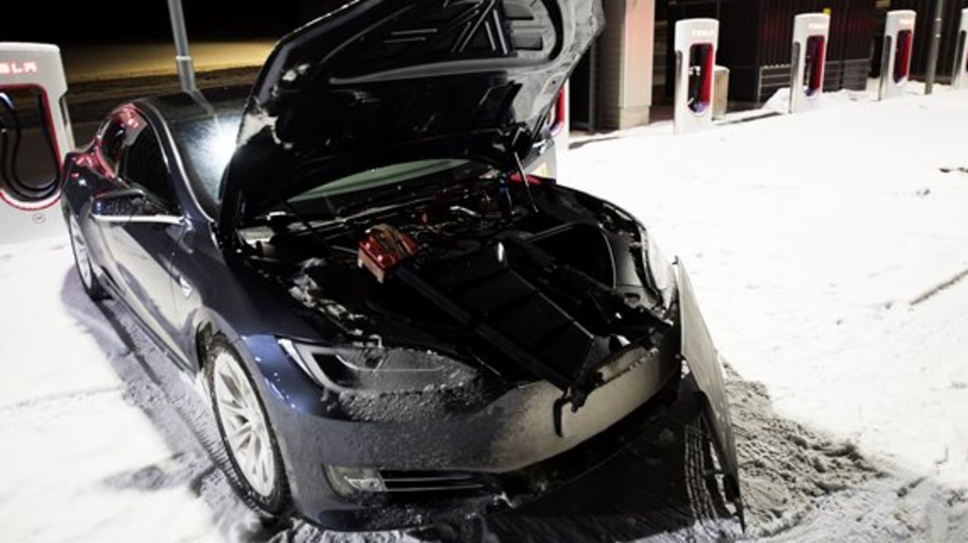 tesla på ladestasjon