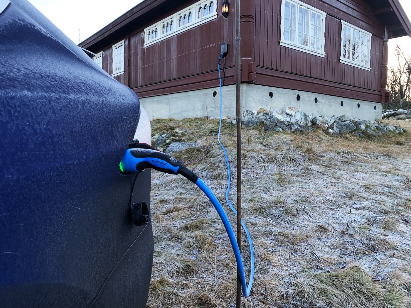 elbil koblet til hjemmelader på hytte