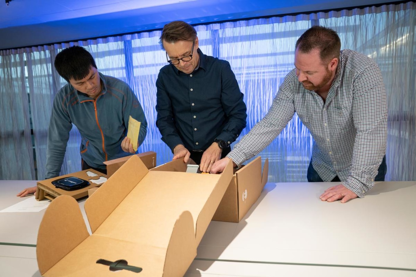 åpner innpakning til elbillader