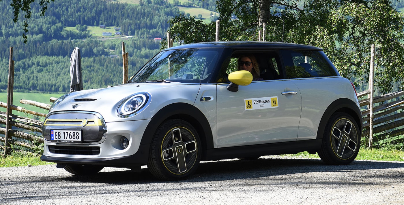Mini Cooper SE står parkert.