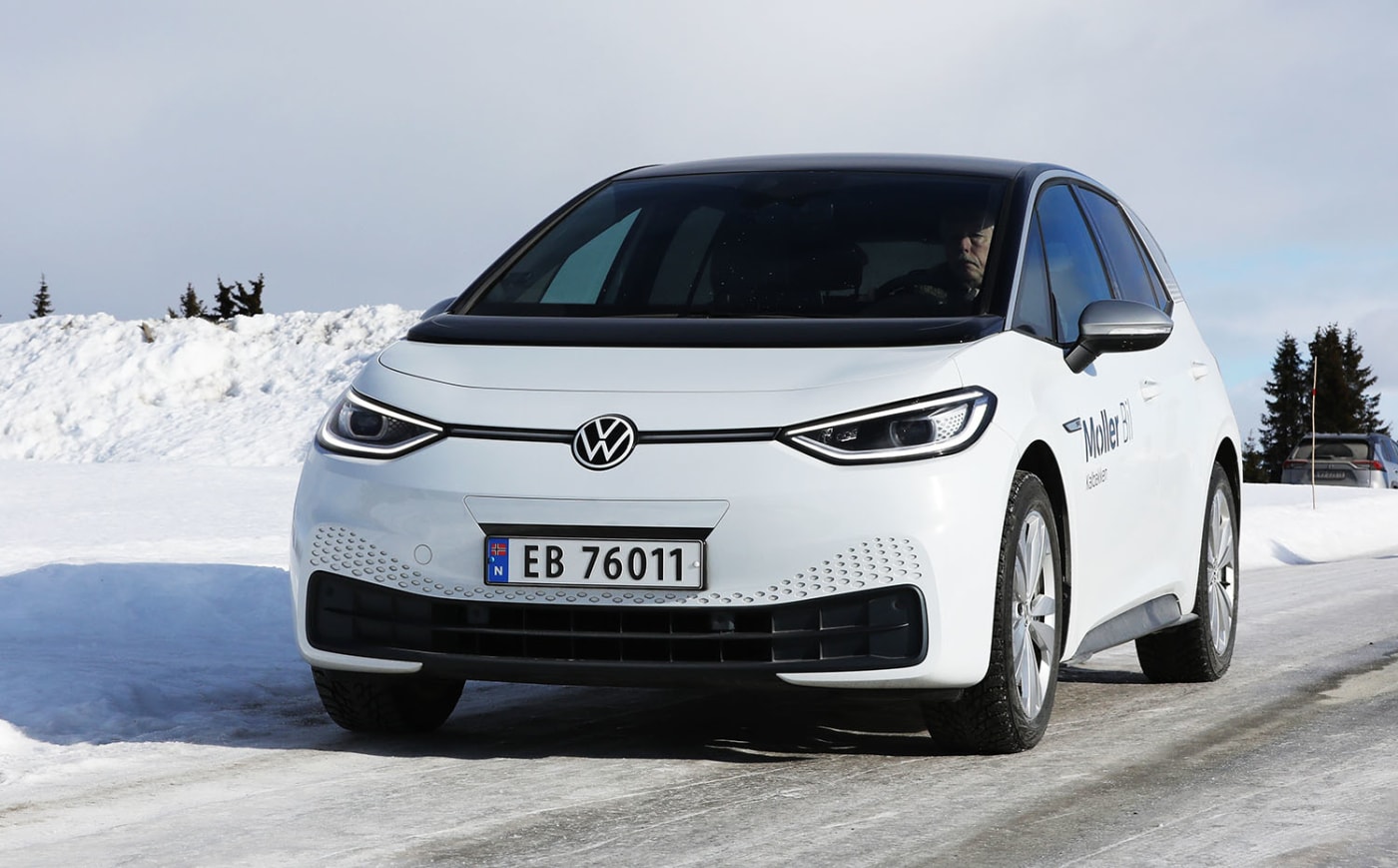 Volkswagen ID.3 kjører i vinterlige omgivelser