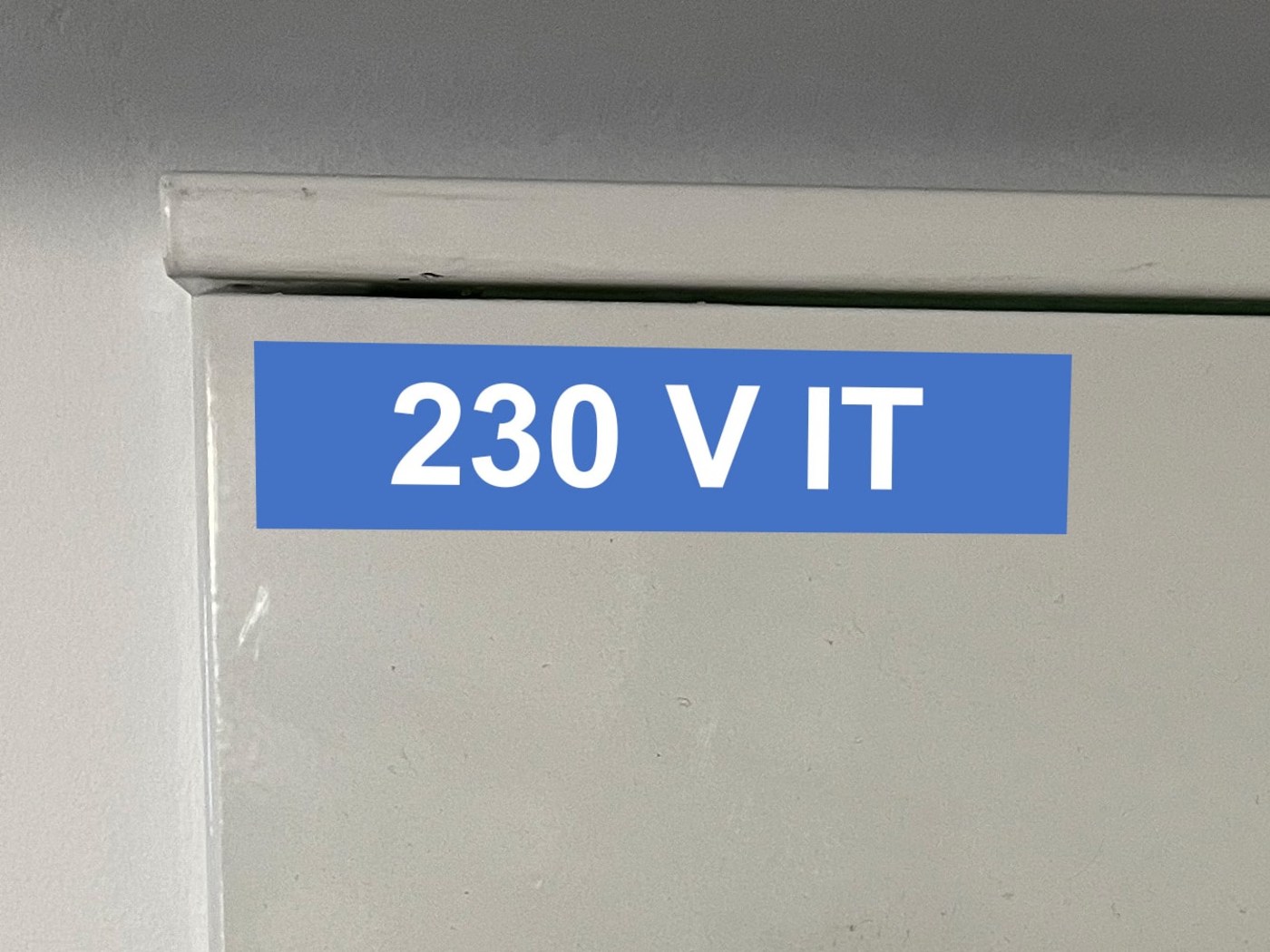 Illustrasjon av sikringsskap markert med 230 V.