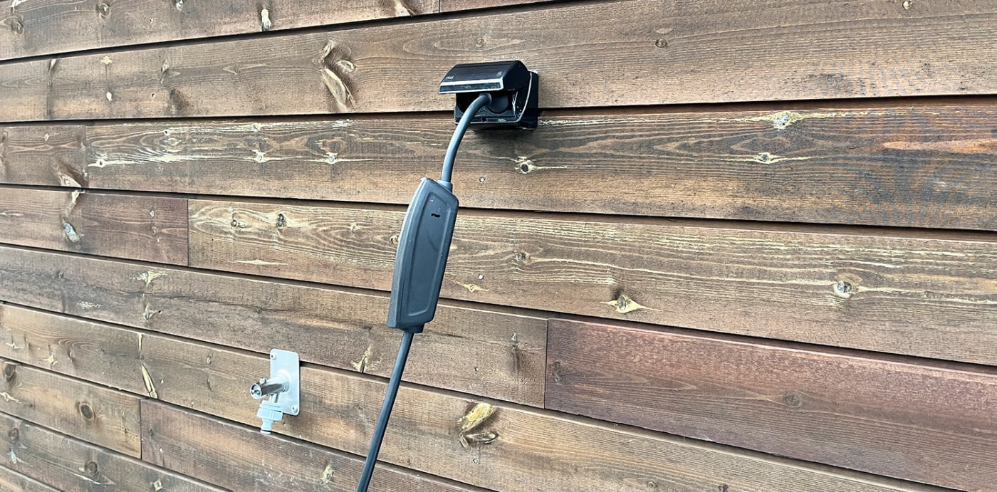 Elbillader i stikkontakt