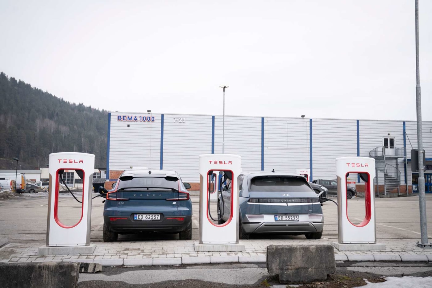 elbiler på tesla ladestasjon