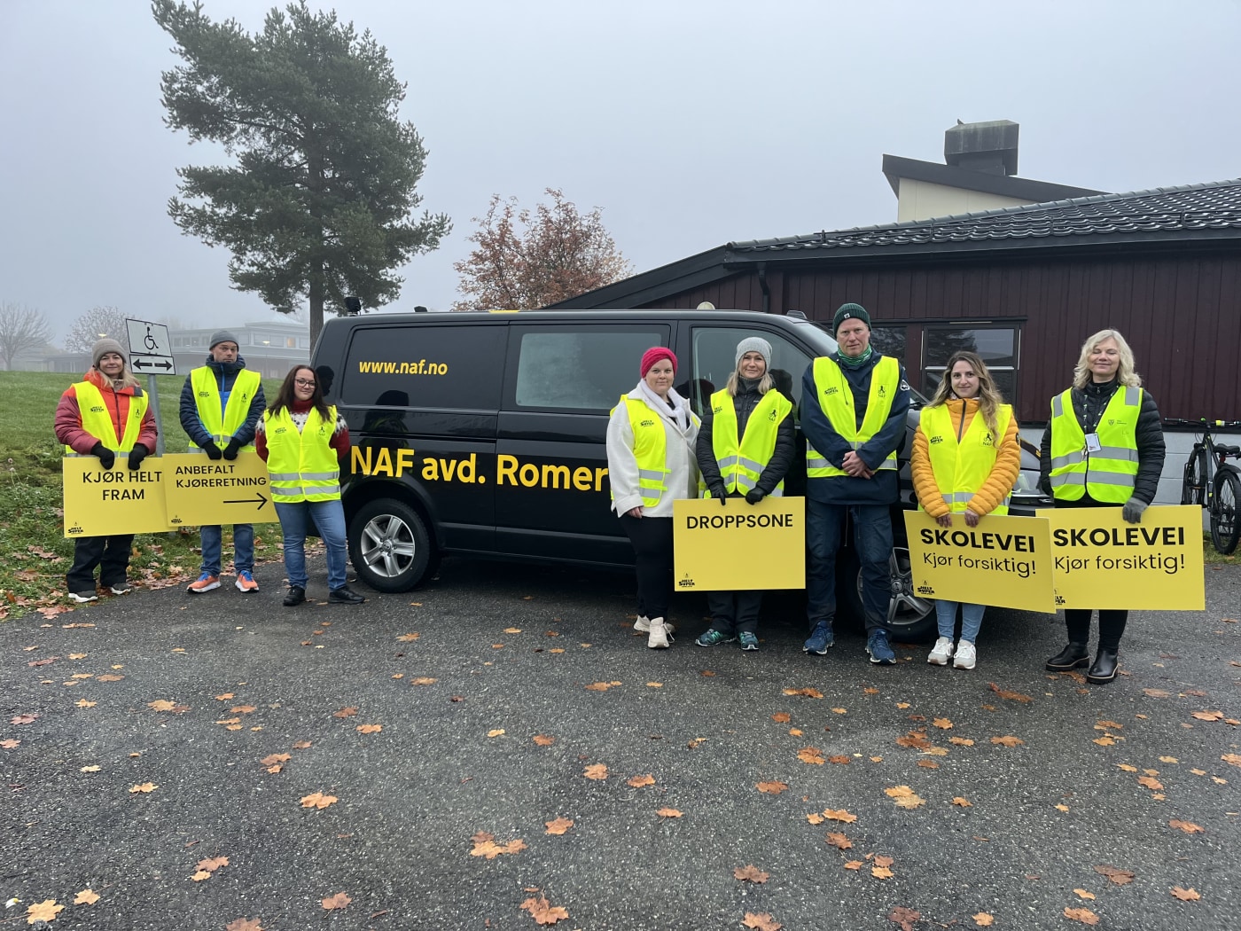 Engasjerte frivillige som skal stå trafikkvakter på Årnes skole.