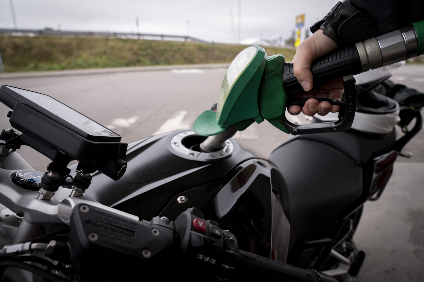 motorsykkel som fylles på med drivstoff