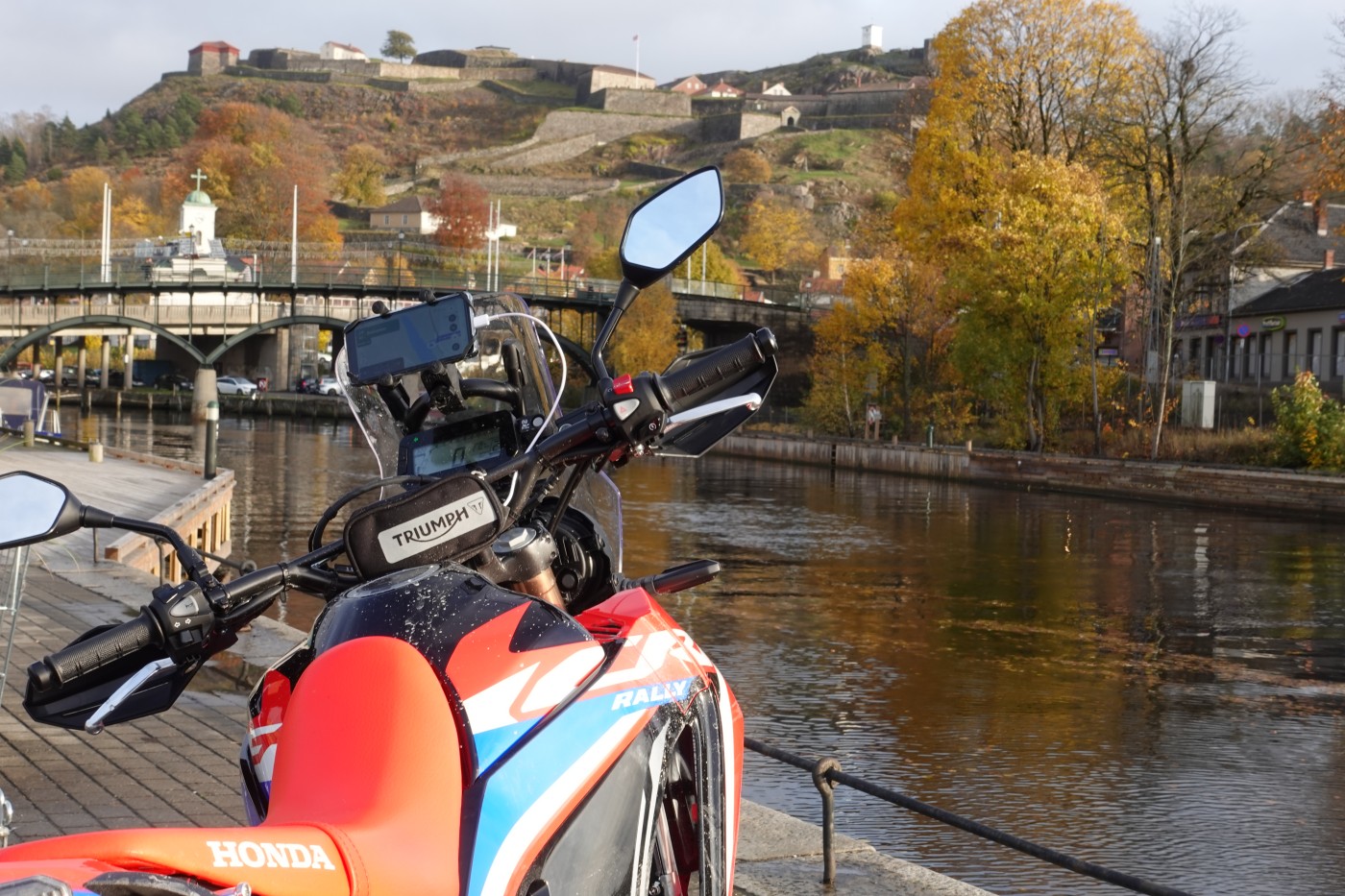 motorsykkel ved elv