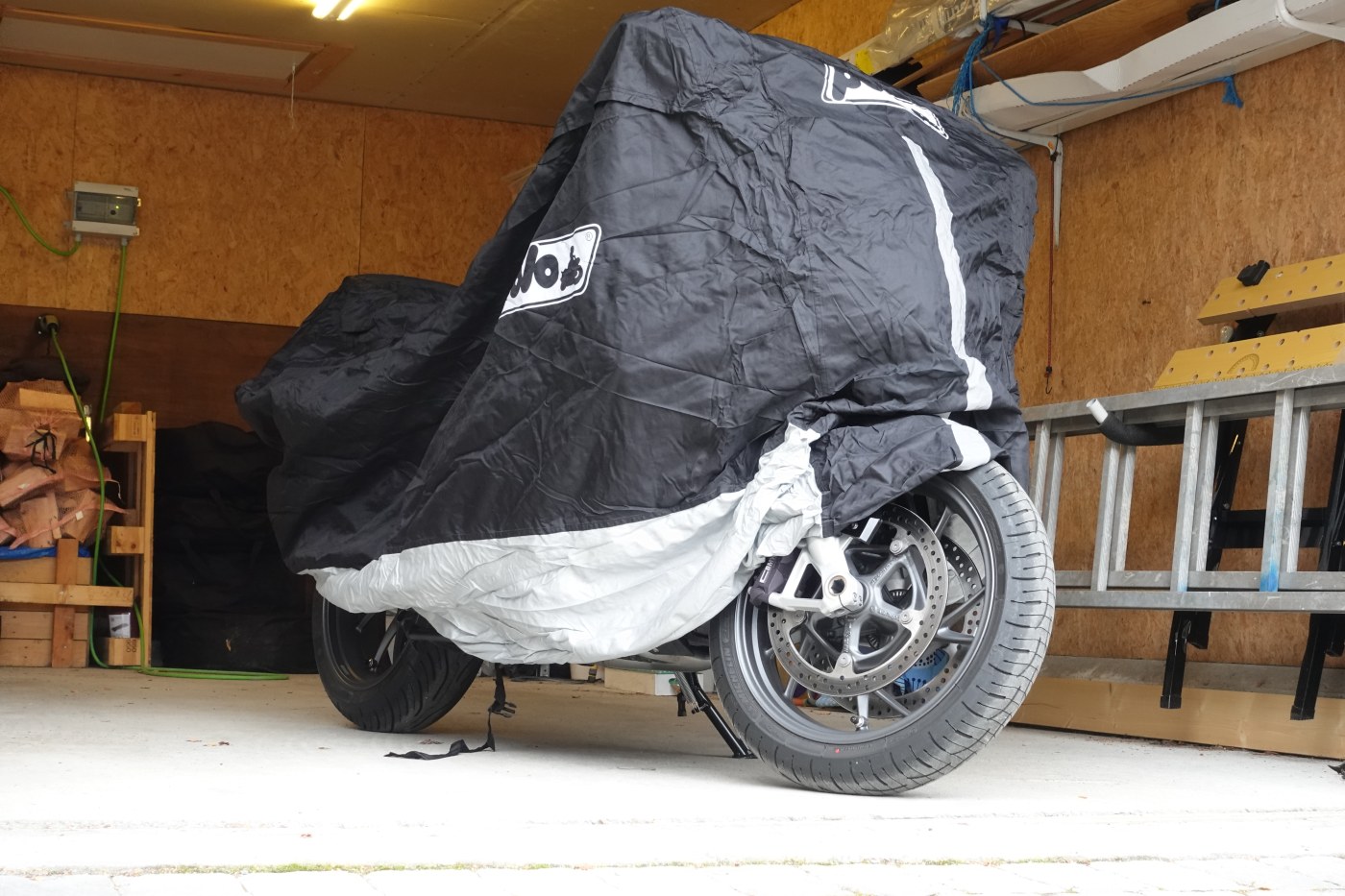 Motorsykkel lagret inne