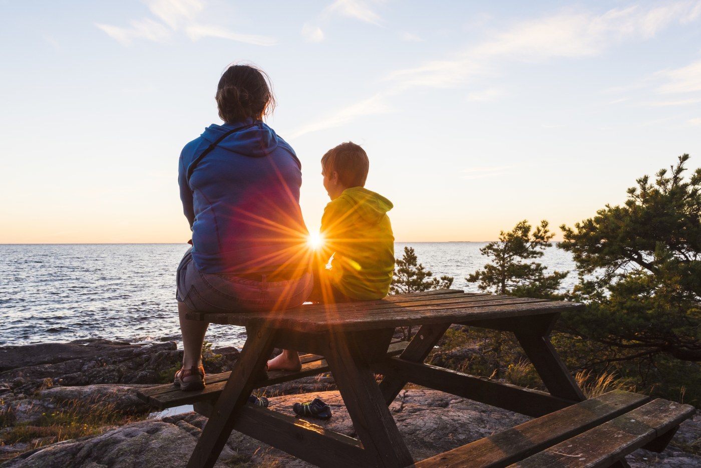 Dame og barn i solnedgang