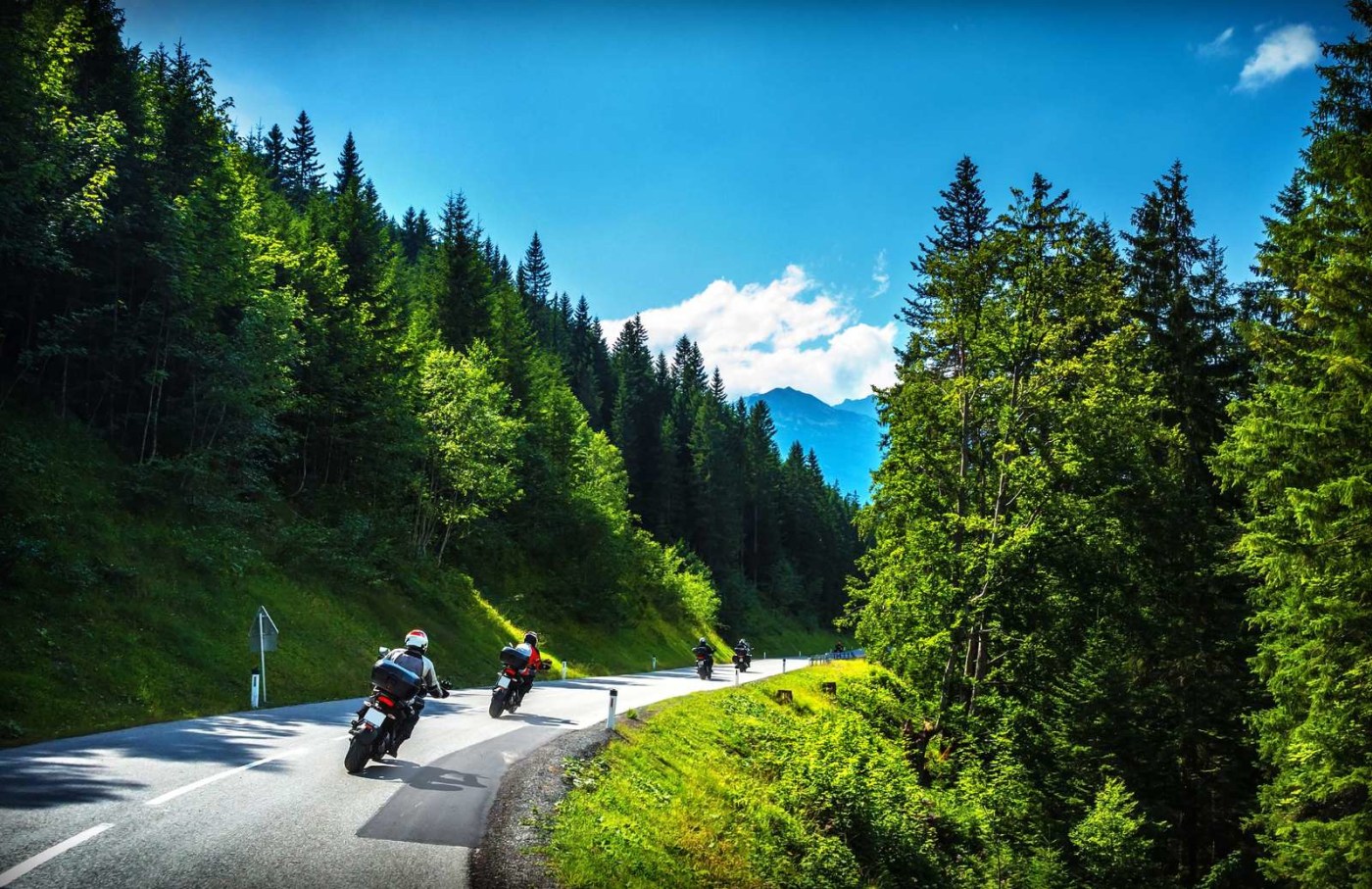 motorsykler på vei i naturlandskap