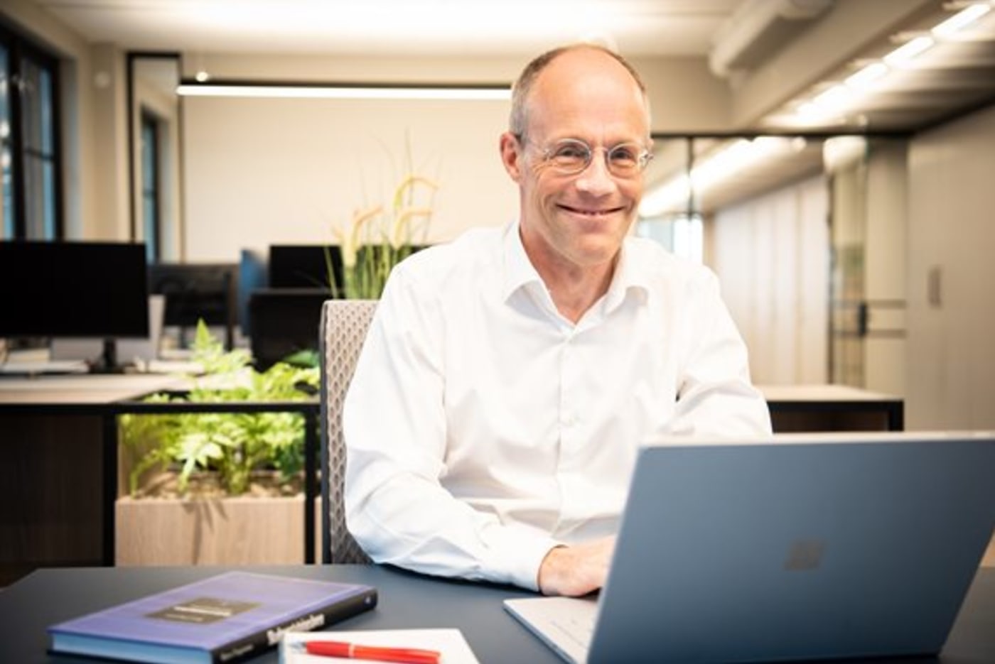 Mann i kontor